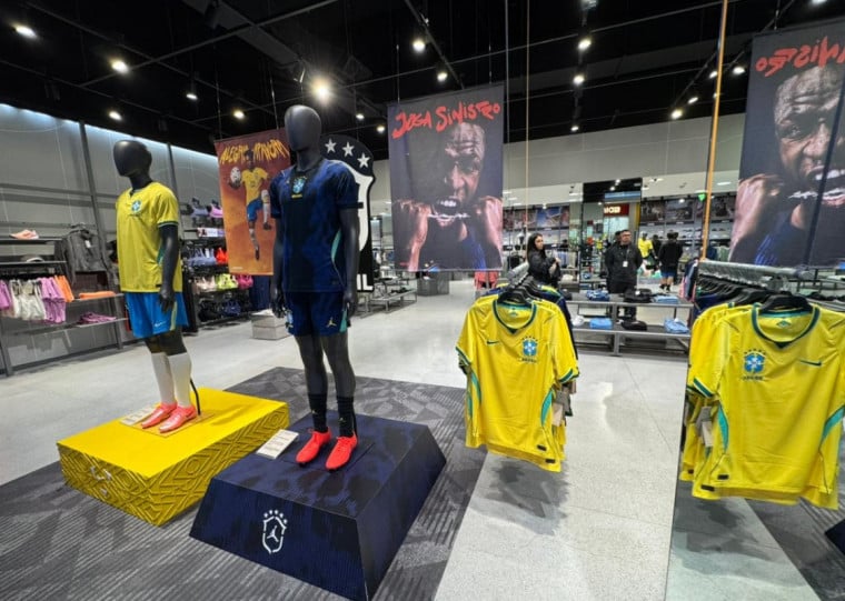 Em lojas de vestu&aacute;rio, camisetas e outros itens oficiais s&atilde;o os mais buscados por torcedores