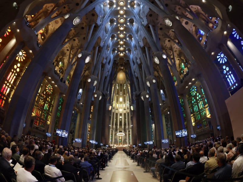 Papa Leão 14 celebra missa e inaugura torre na Sagrada Família, em Barcelona