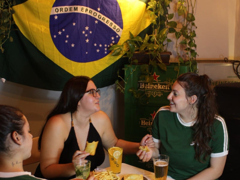 Al&eacute;m das transmiss&otilde;es, o Giro Bar oferta card&aacute;pio autoral nessa Copa do Mundo<br />Foto: Giro Bar/Divulga&ccedil;&atilde;o/JC