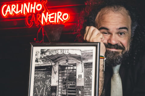 Carlinhos Carneiro faz show íntimo no Teatro dos Vampiros