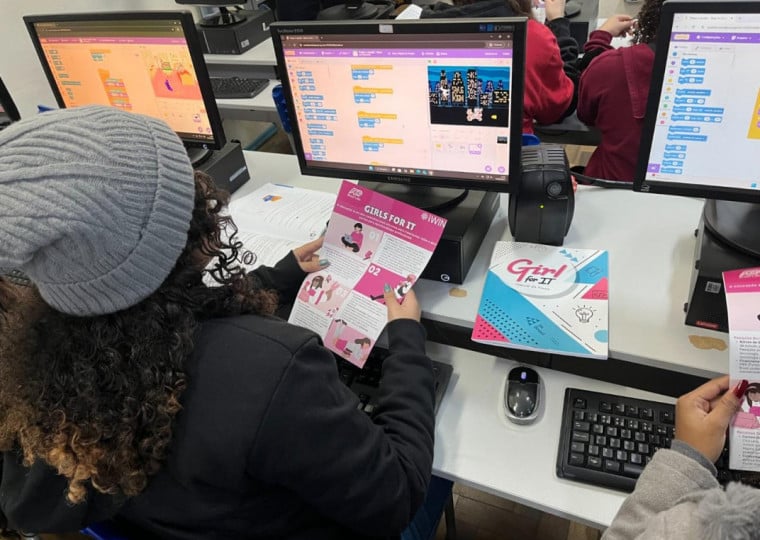 Nesta edição, 35 meninas participam da atividade, que inclui introdução à programação, HTML e CSS