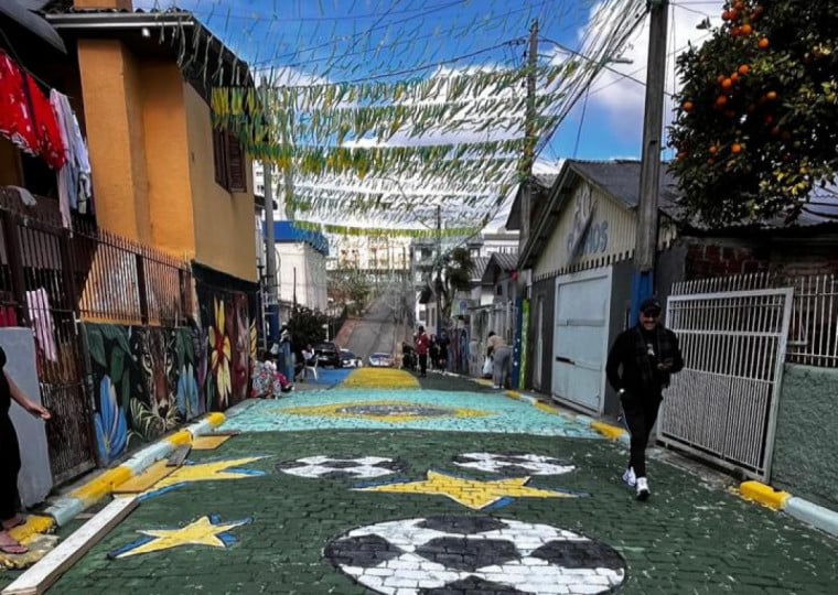 Rua Henrique Cia ganhou cores que remetem a bandeira do Brasil com artes que referenciam o campeonato Mundial da Fifa