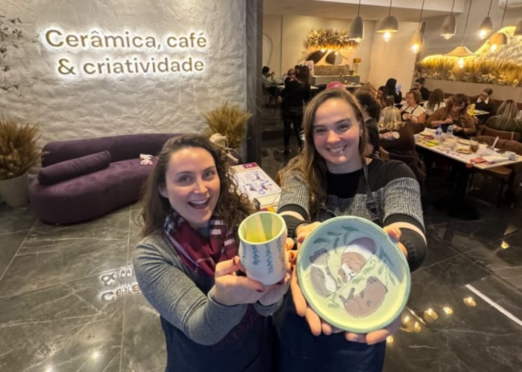 Amigas Bruna (dir) e Bianca tiveram experi&ecirc;ncia de pintar cer&acirc;mica na Tinta la Vida 