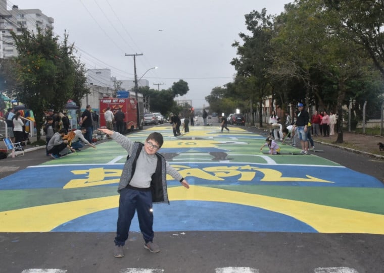 Evento reuniu crian&ccedil;as e adultos para colorir rua em comemora&ccedil;&atilde;o a Copa do Mundo