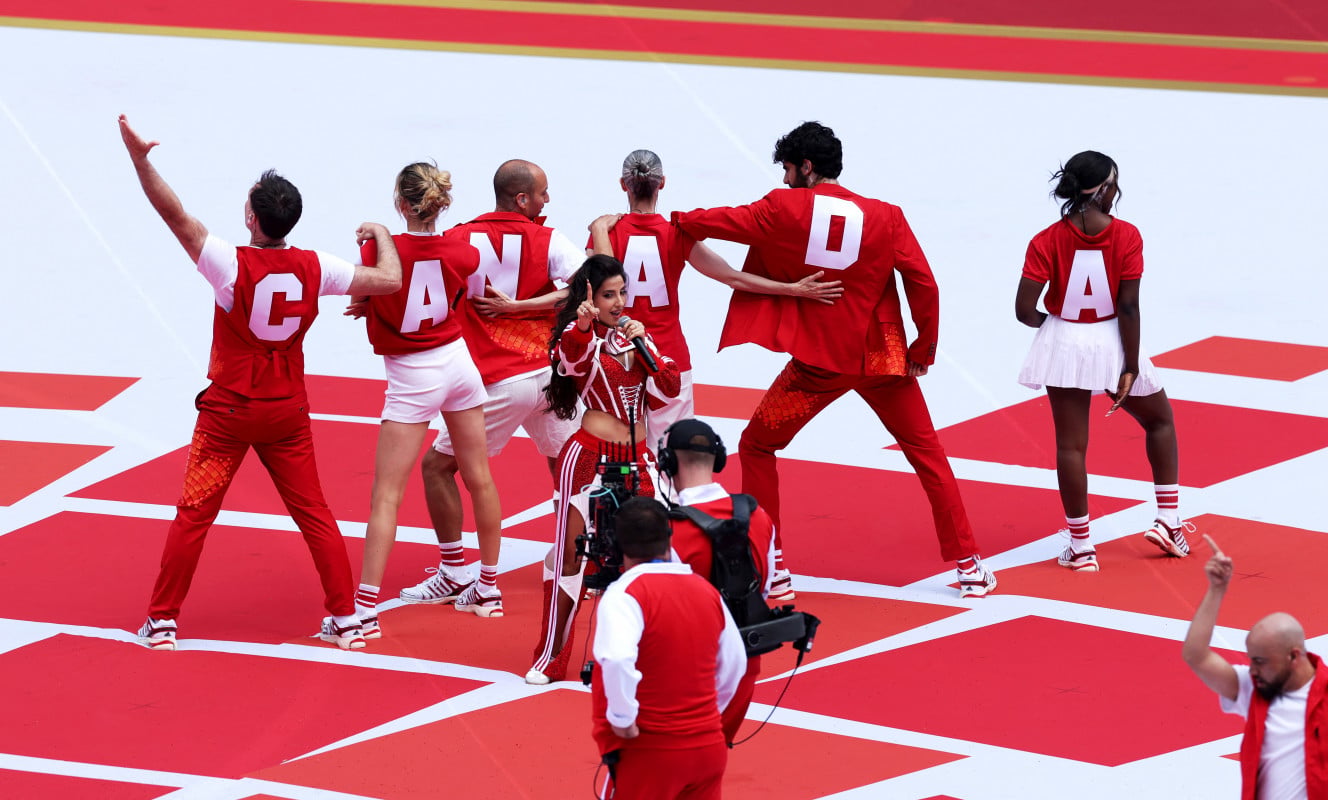 Com Alanis Morissette cantando o hino, Canadá recebe 2ª abertura da Copa