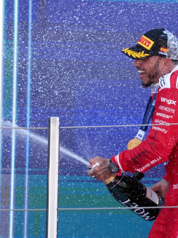 Lewis Hamilton faz tática agressiva e vence pela primeira vez com a Ferrari