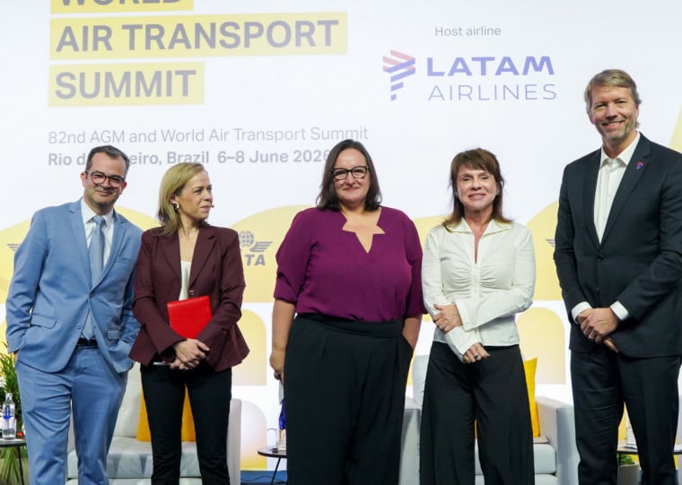  Participaram da discussão o CEO da Aeroportos do Brasil (ABR), Fábio Rogério Carvalho, a professora Mariana Aldrigui, a diretora da Pires Inteligência em Turismo, Jeanine Pires e o CEO da Latam Brasil, Jerome Cadier