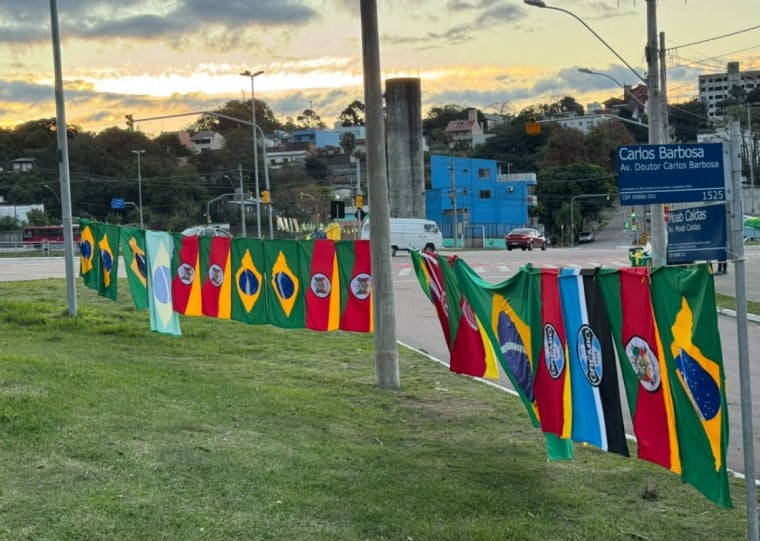 minuto varejo copa do mundo 2026 venda bandeiras - rua - r&oacute;tula da avenida carlos barbosa com avenida Tronco - Brasil - porto alegre