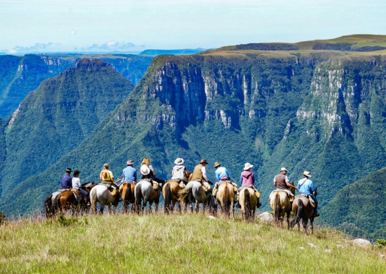 Cambará do Sul e São Francisco de Paula unem cânions, neblina, gastronomia serrana e hospedagens integradas à paisagem