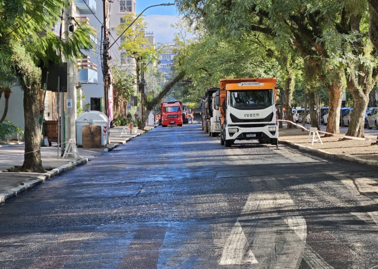 Para dar celeridade ao serviço, as máquinas que estão realizando a pavimentação já haviam sido deslocadas e estacionadas na via desde a última sexta-feira (12)