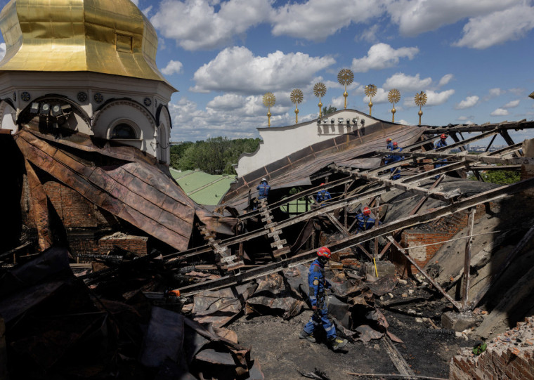  O mosteiro Kyiv Pechersk Lavra, no centro de Kiev, patrimônio mundial da Unesco fundado em 1051, foi seriamente danificado em um ataque direto