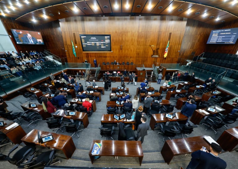 Os textos serão retomados na pauta da próxima terça-feira (23)