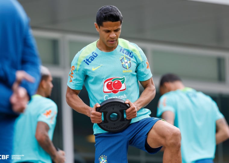 De acordo com as estatísticas da partida, Douglas foi o jogador com mais infiltrações pelos lados do campo