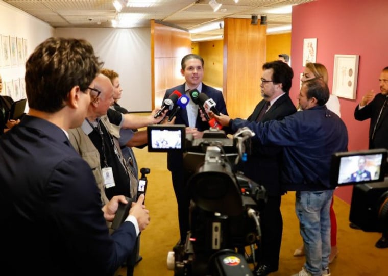 Presidente Hugo Motta concede entrevista após reunião de líderes