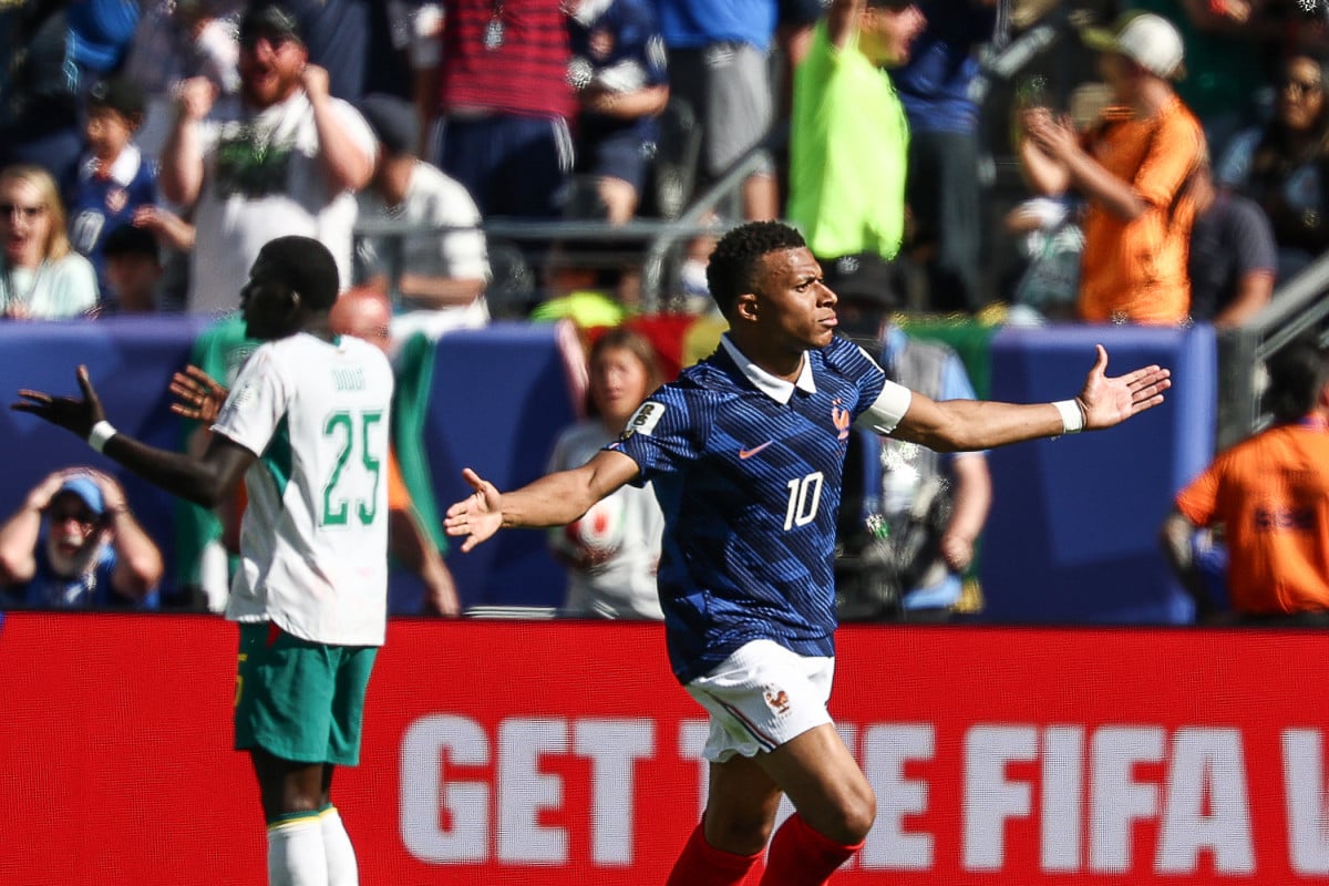 França sofre no primeiro tempo, mas conquista vitória na estreia contra Senegal