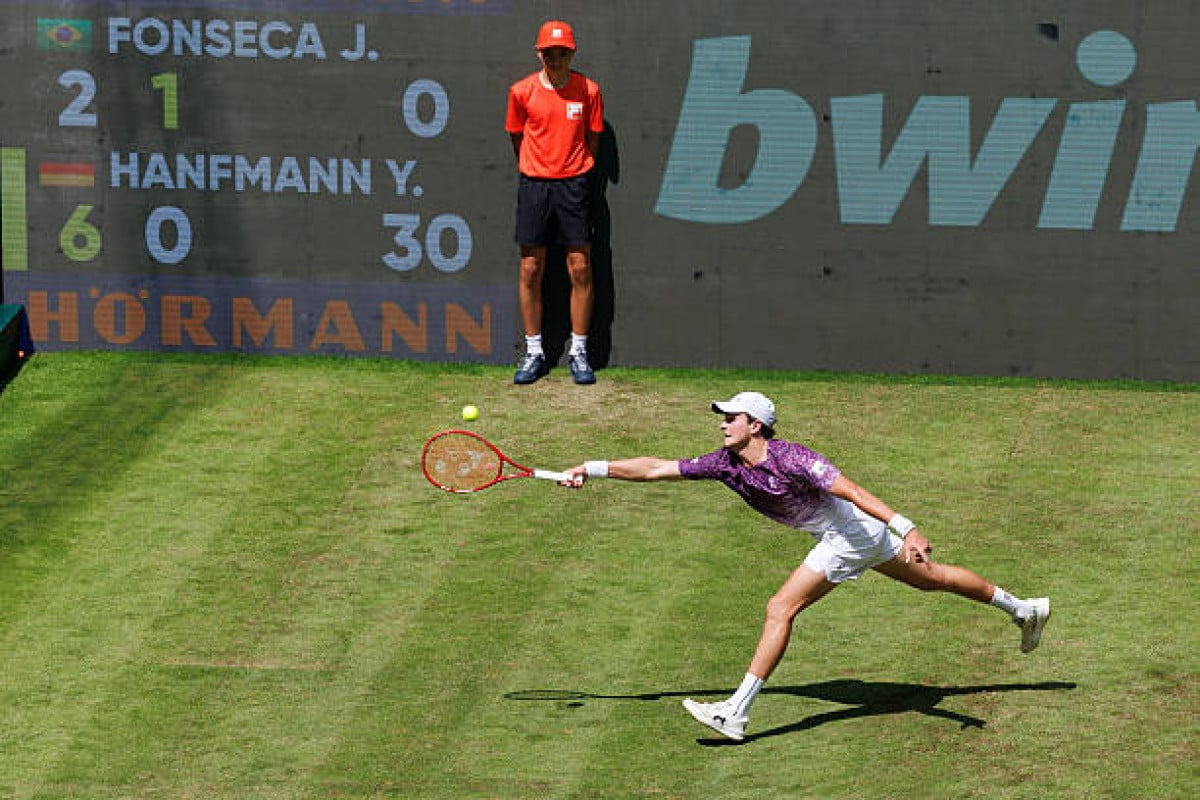 João Fonseca herda vaga nas duplas e avança às quartas do ATP de Halle