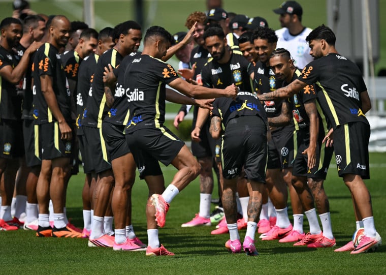 Camisa 10 recebeu tapas ao passar por corredor formado pelo elenco