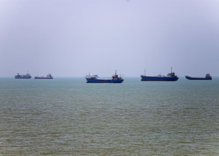 Navios comerciais não pagarão taxas para atravessar Ormuz durante os próximos 60 dias