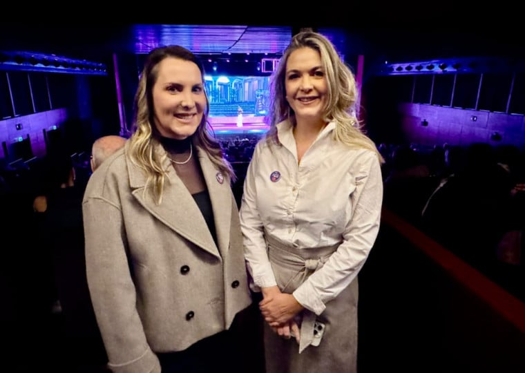 Vanessa (esq), da CDL-POA), e Luciana, do MP-RS, no palco do Moda pelo RS