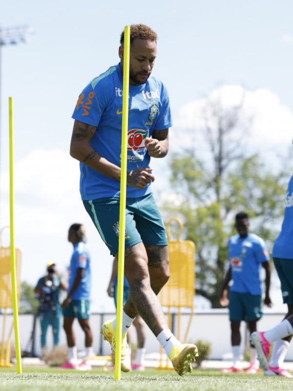 Neymar volta a treinar com o elenco e deve ser novidade contra a Escócia
