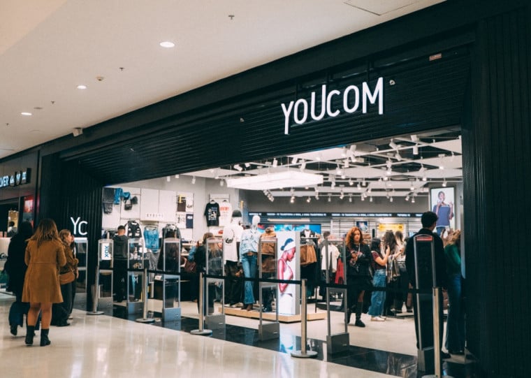 Youcom reinaugurou loja no Iguatemi POA e deve abrir 23 a 25 lojas em 2026, todas em shoppings