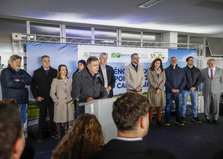 Assinatura do repasse da outorga foi feita pelo prefeito, Adiló Didomênico; prazo para transferência definitiva é 1º de outubro
