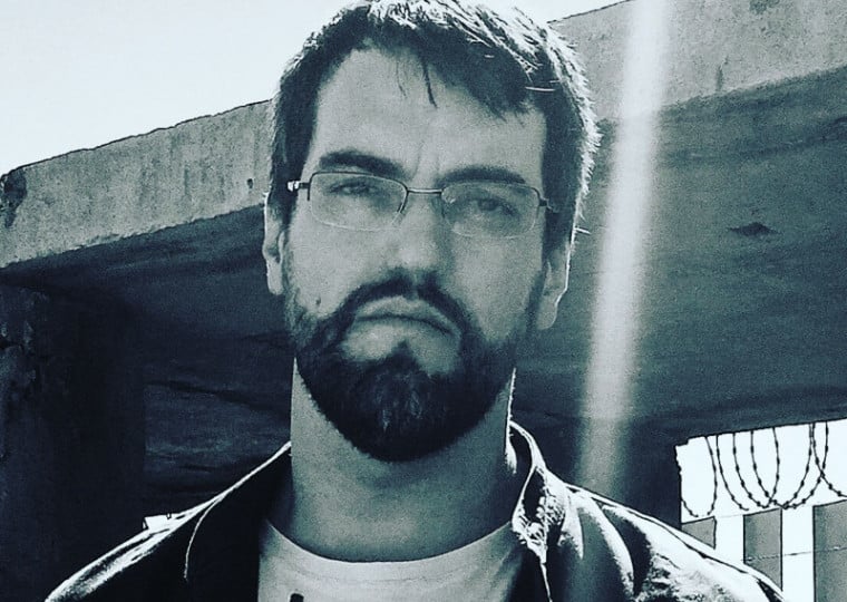 Compositor de centenas de músicas, artista acaba de colocar no mundo o single mais antigo de seu catálogo