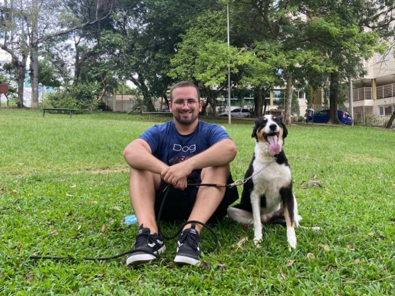 Henrique Proen&ccedil;a &eacute; o empreendedor &agrave; frente da Cusko, que conecta passeadores a tutores de animais<br />Foto: Cusko passeadores de C&atilde;es/Divulga&ccedil;&atilde;o/JC