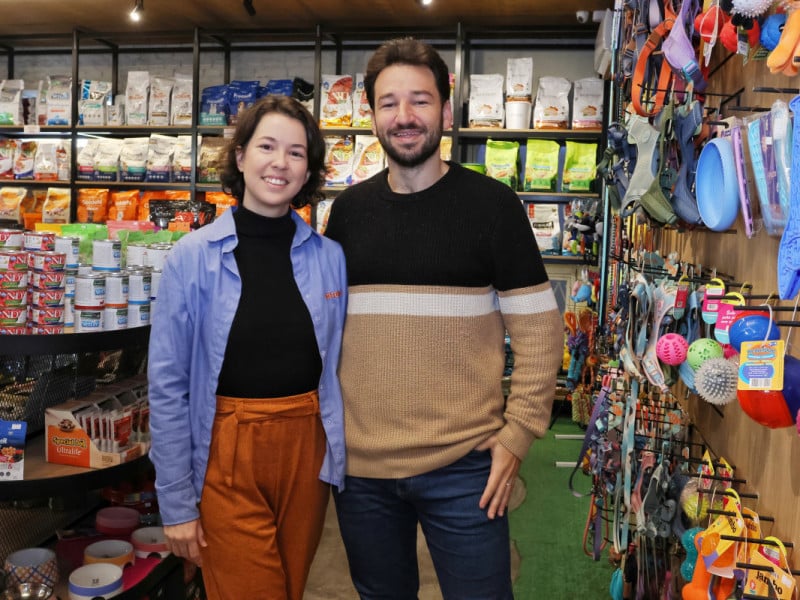 O Quintal Pet Shop estimula o uso de mordedores naturais, como o de queijo yak, feito com leite de buf&aacute;los, para estimular o enriquecimento ambiental, pr&aacute;tica que oferece viv&ecirc;ncias com a natureza para c&atilde;es que vivem em apartamento<br />Foto: Dani Barcellos/Especial/JC