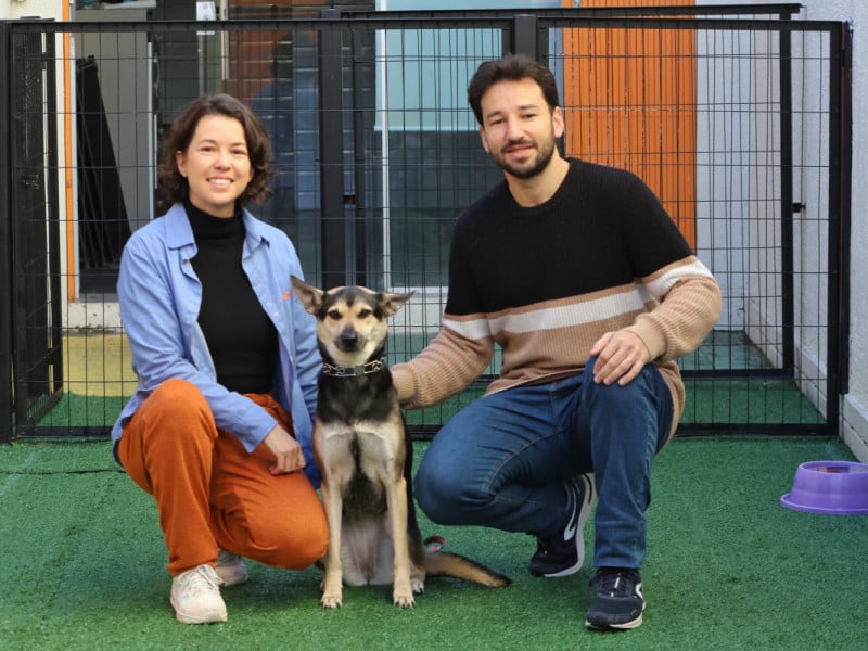 O casal implantou um parquinho aberto &agrave; vizinhan&ccedil;a do bairro, com brinquedos e bolinhas para a divers&atilde;o dos pets, sem custo<br />Foto: Dani Barcellos/Especial/JC