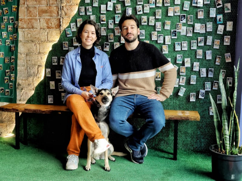 Leticia e Guilherme idealizaram a opera&ccedil;&atilde;o ap&oacute;s experi&ecirc;ncia com Shanti, cachorrinha do casal; dupla sentia falta de um atendimento mais personalizado no servi&ccedil;o pet<br />Foto: Dani Barcellos/Especial/JC