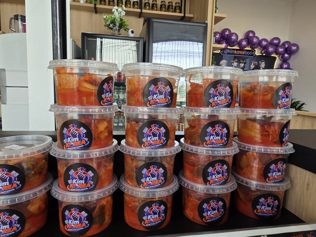 O Kimchi est&aacute; dispon&iacute;vel por R$ 14,00 100, ele &eacute; um dos pratos coreanos mais conhecidos. Se trata de uma conserva com base forte de acelga e pimenta | manuela Cassano/Especial/JC