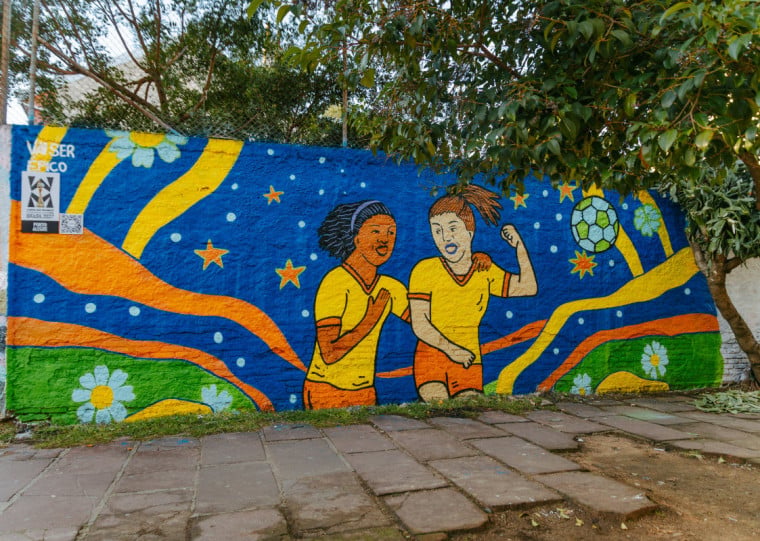 Artista Carla Barth pintou um muro no bairro Cidade Baixa