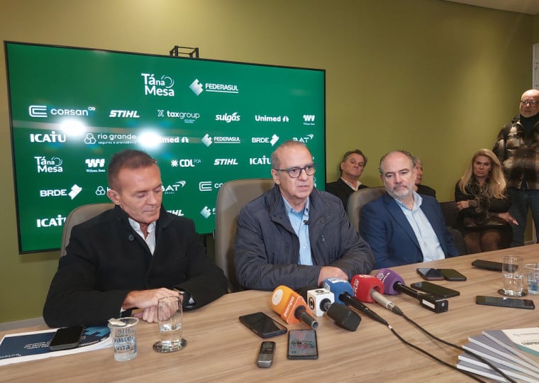 Antonio Lacerda (centro), diretor da CMPC, ressalta que já foram investidos em torno de US$ 400 milhões no projeto da nova planta em Barra de Ribeiro