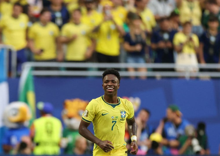 Atacante repete feito de campeões mundiais e marca nos três jogos da 1° fase