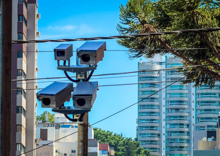 A implantação dos equipamentos foi acompanhada do reforço da sinalização viária nos trechos monitorados