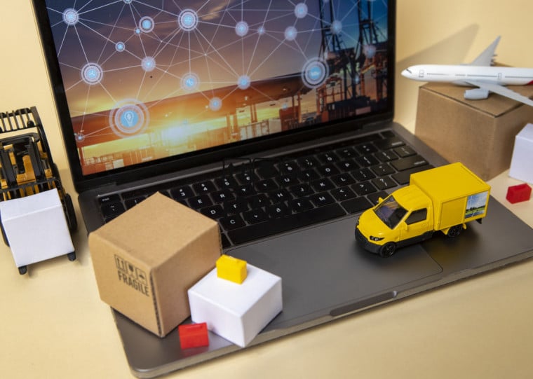 Setor logístico oferece funções variadas, desde o transporte até a expedição, demandando qualificação em diferentes competências devido à capilaridade do segmento
