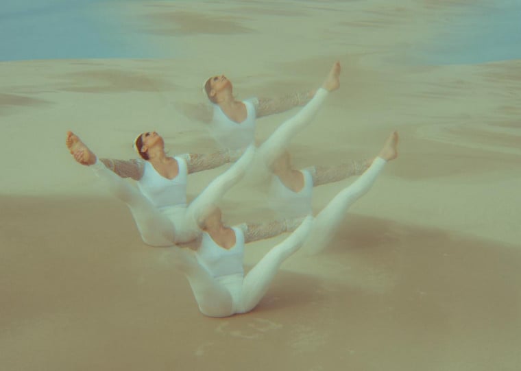 Intitulada 'Yoga como po&eacute;tica: o asana como tarefa', obra re&uacute;ne relatos e experi&ecirc;ncias de uma pesquisa em artes dedicada ao tema