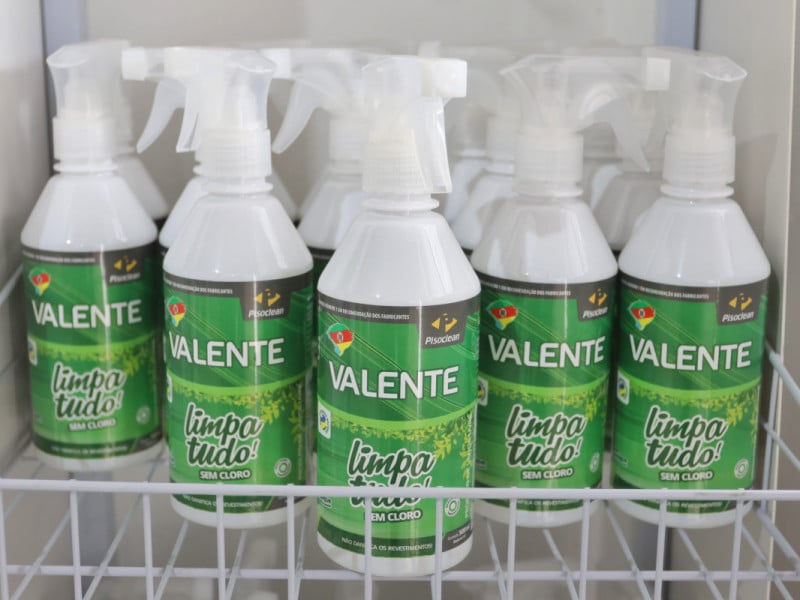 A ind&uacute;stria qu&iacute;mica Pisoclean, por exemplo, paga o aluguel da sede e desenvolveu o produto de limpeza Valente em conjunto com Gabi<br />Foto: Dani Barcellos/Especial/JC