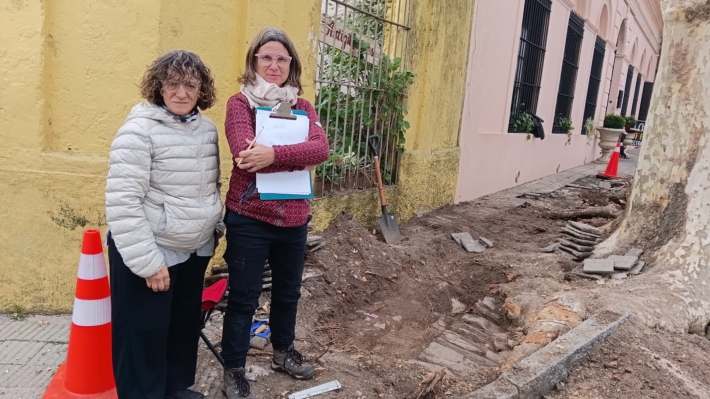 Nelsys (esquerda) e Elena atuam em estudos e pesquisas que ajudam a preservar a hist&oacute;ria do local | Carmen Carlet/Especial/JC
