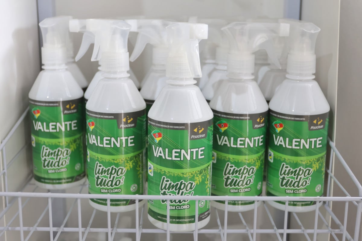 A ind&uacute;stria qu&iacute;mica Pisoclean, por exemplo, paga o aluguel da sede e desenvolveu o produto de limpeza Valente em conjunto com Gabi | Dani Barcellos/Especial/JC