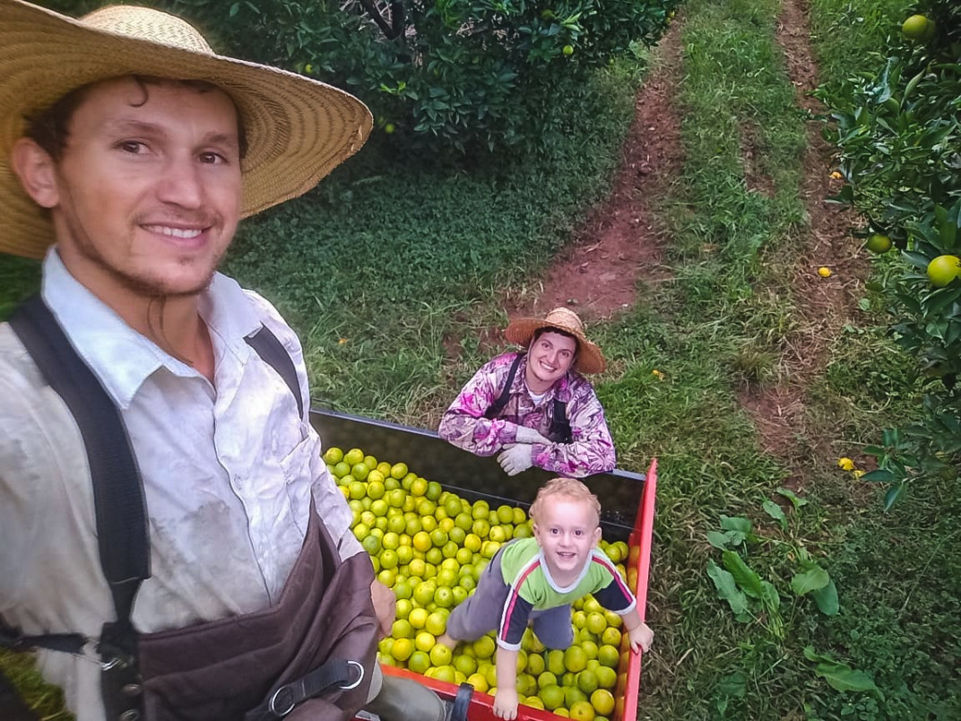 Giomar e Gessica, com o filho Camilo, contam com produção orgânica | Gessica Steffens/Arquivo Pessoal/JC