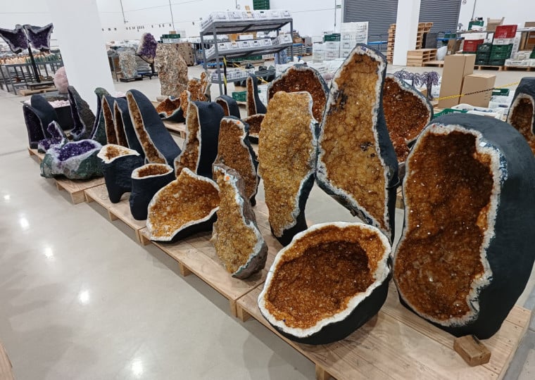 Município compra os minerais e os transforma em itens voltados para a exportação 