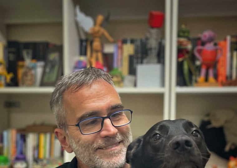 Depois de jurar nunca mais ter outro animal, artista visual adotou uma cachorra que mudou sua vida e hoje é a protagonista de seu quinto livro