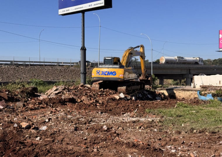 Segundo a prefeitura, objetivo é remover estruturas condenadas e comprometidas pelas enchentes, eliminando riscos à população