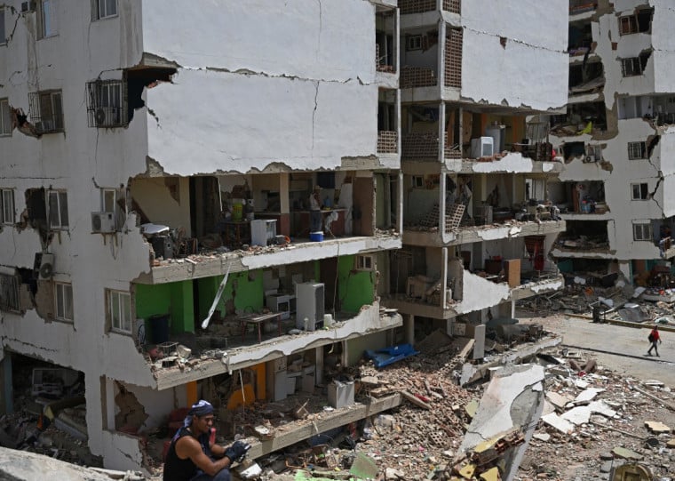 Até sexta-feira (26), as autoridades haviam confirmado 920 mortos e 4.300 feridos após o terremoto