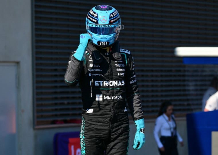 Russell assumiu a frente após um acidente de Max Verstappen, que rodou na pista
