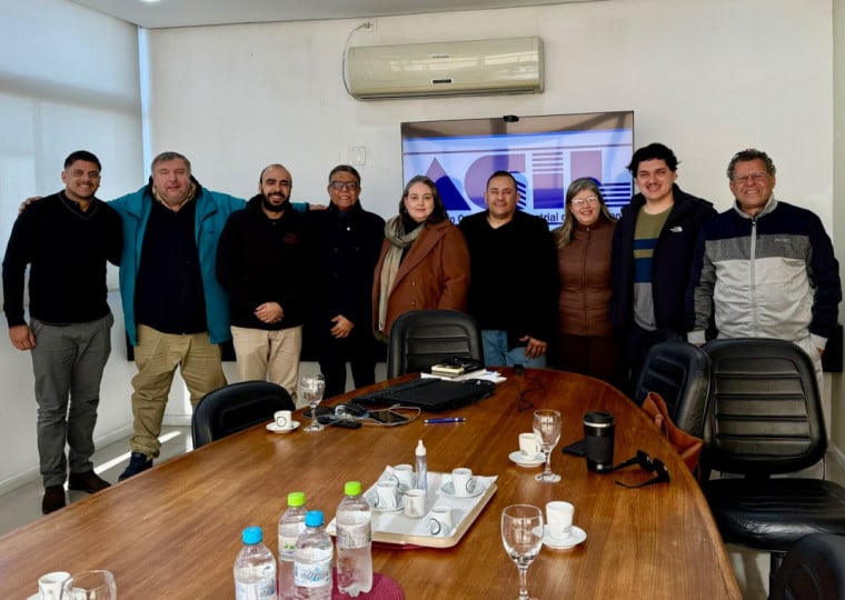 Representantes da ACIL, autoridades de Sant’Ana do Livramento e Rivera e integrantes do setor participaram da formalização da COSTURE