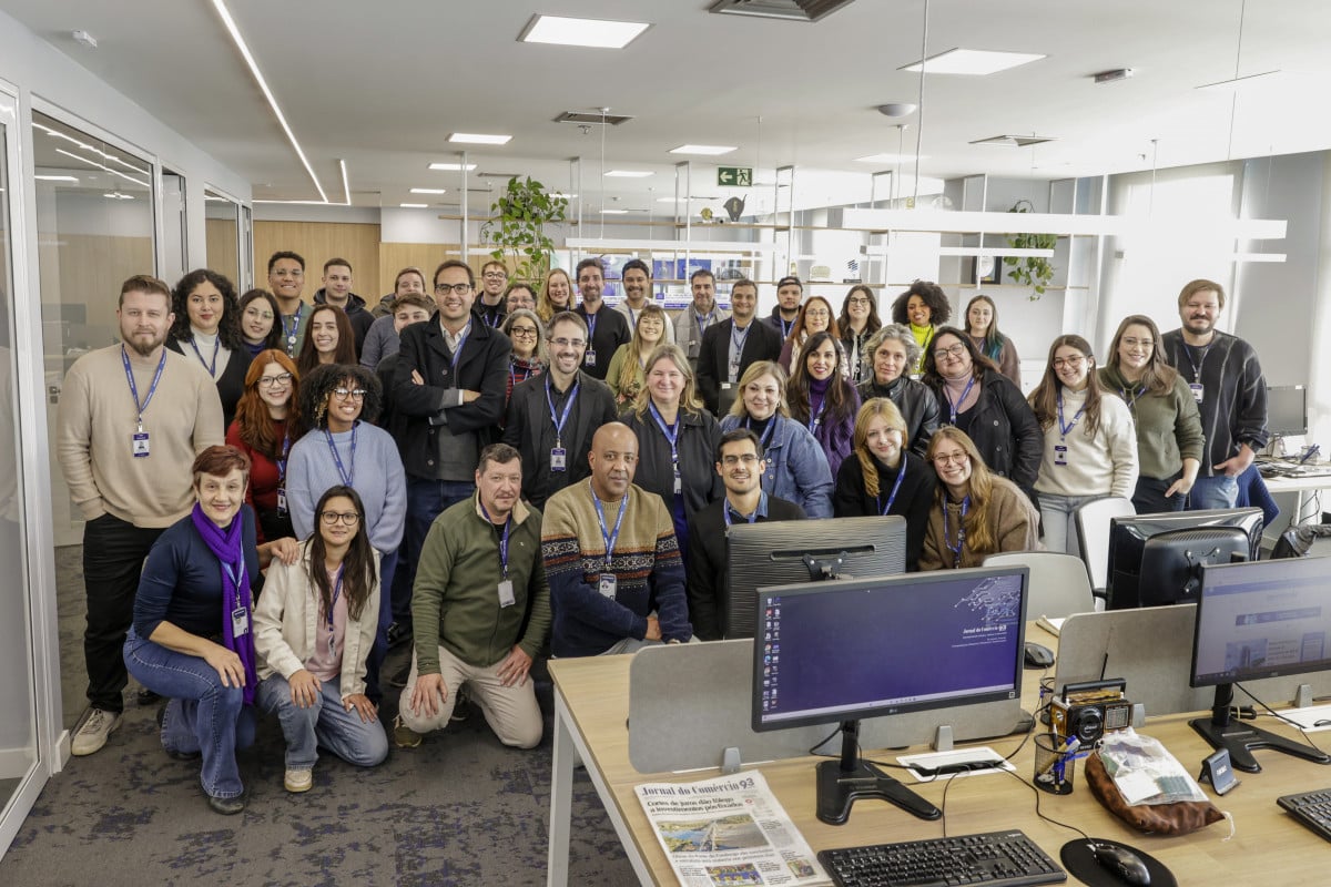 Equipe da reda&ccedil;&atilde;o do Jornal do Com&eacute;rcio em junho de 2026 na nova sede  | T&Acirc;NIA MEINERZ/JC