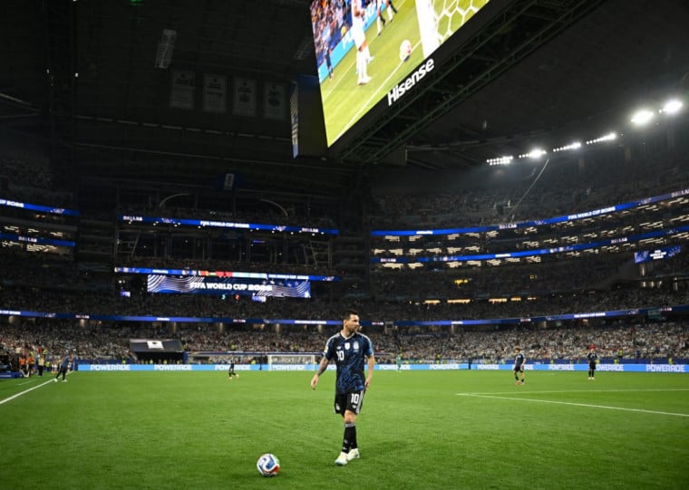 Lionel Messi iniciou a partida no banco de reservas, mas entrou no segundo tempo e não precisou de muito tempo para marcar mais um gol de falta